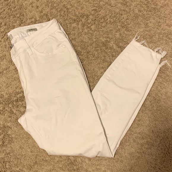 🎉Host Pick🎉 Judy Blue - White Distressed Skinny Fit Jeans - Picture 3 of 10